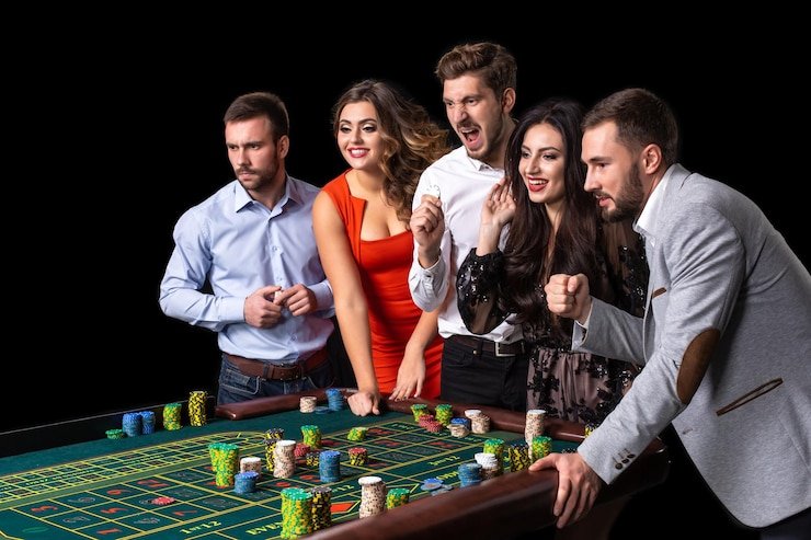 Dealer Baccarat memandu route permainan casino langsung untuk pemain online